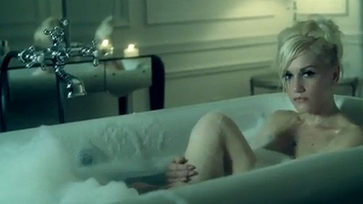 Gwen Stefani i videon till 4 In The Morning.